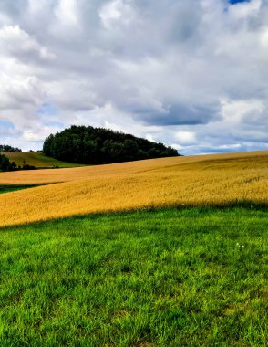 Kashubia Polonya 'da bulutlu bir gün. Bulutlar tepelerin üzerinde toplanıyor. Fırtına geliyormuş. Kuzey Polonya 'nın güzelliği. Pomerania Kashubia Wiezyca Bölgesi.