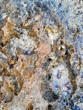 Doğal bir arka plan olarak kıyı kayaları ve deniz suyu. Boşluğu kopyala.