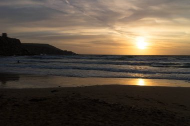 Golden Bay Malta 'da muhteşem bir gün batımı. Güneşli günün sonu.