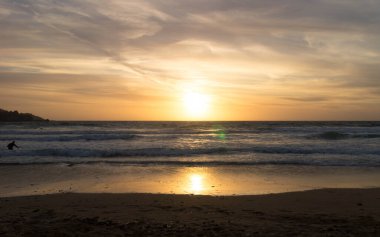 Golden Bay Malta 'da muhteşem bir gün batımı. Güneşli günün sonu.