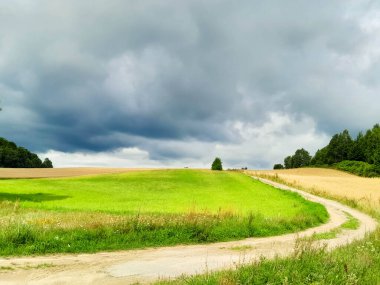 Kashubia Polonya 'da bulutlu bir gün. Bulutlar tepelerin üzerinde toplanıyor. Fırtına geliyormuş. Kuzey Polonya 'nın güzelliği. Pomerania Kashubia Wiezyca Bölgesi.