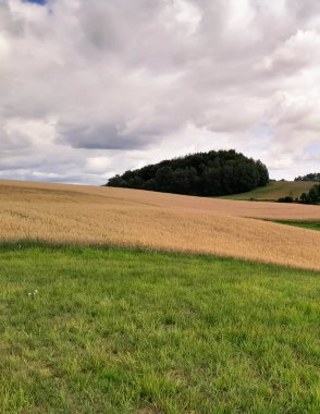 Kashubia Polonya 'da bulutlu bir gün. Bulutlar tepelerin üzerinde toplanıyor. Fırtına geliyormuş. Kuzey Polonya 'nın güzelliği. Pomerania Kashubia Wiezyca Bölgesi.