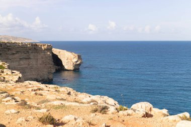 Malta 'daki kayalıklar. Marfa Yarımadası adanın kuzeyinde yer almaktadır..