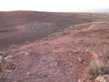 Soyu tükenmiş Montana Roja volkanı krateri. Montana Roja 'nın sönmüş volkanı Lanzarotte, Kanarya Adaları' nda..