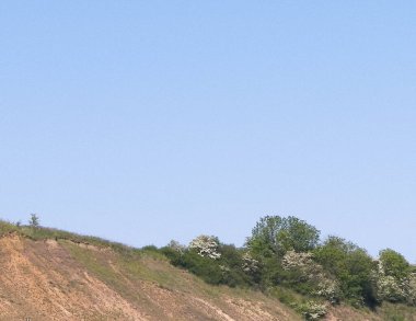 Maden bölgesindeki çakıl ocağı. Kuzey Polonya. Gökyüzündeki boşluğu kopyala. Doğal çevre keşfi kavramı.