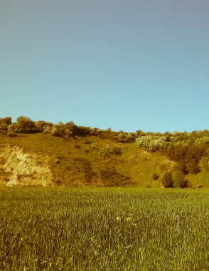 Maden bölgesindeki çakıl ocağı. Kuzey Polonya. Gökyüzündeki boşluğu kopyala. Doğal çevre keşfi konsepti. Sanatsal soyut filtre tonu.