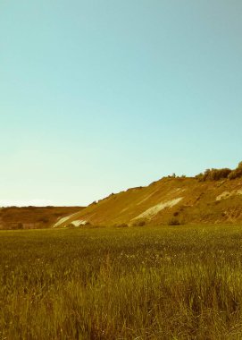 Maden bölgesindeki çakıl ocağı. Kuzey Polonya. Gökyüzündeki boşluğu kopyala. Doğal çevre keşfi konsepti. Sanatsal soyut filtre tonu.