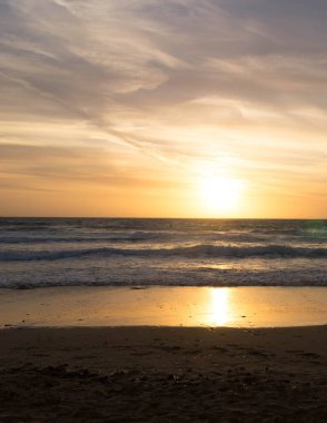 Golden Bay Malta 'da muhteşem bir gün batımı. Güneşli günün sonu.