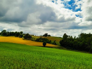 Kashubia Polonya 'da bulutlu bir gün. Bulutlar tepelerin üzerinde toplanıyor. Fırtına geliyormuş. Kuzey Polonya 'nın güzelliği. Pomerania Kashubia Wiezyca Bölgesi.