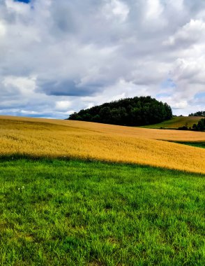 Kashubia Polonya 'da bulutlu bir gün. Bulutlar tepelerin üzerinde toplanıyor. Fırtına geliyormuş. Kuzey Polonya 'nın güzelliği. Pomerania Kashubia Wiezyca Bölgesi.