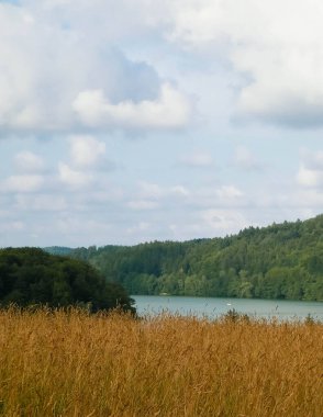 Wiezyca 'daki Ostrzyckie Gölü. Kuzey Polonya 'daki Kashubia Bölgesi yaz ve kış aylarında çok popüler bir turizm merkezidir..