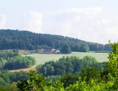 Wiezyca 'nın dağlık manzarası. Wiezyca, Polonya 'nın Kashubia bölgesinin dağlık pazarıdır..