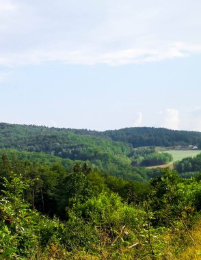 Wiezyca 'nın dağlık manzarası. Wiezyca, Polonya 'nın Kashubia bölgesinin dağlık pazarıdır..