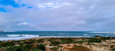 Saint Paul Körfezi 'nde fırtına havası var. Her mevsim Malta. Akdeniz 'de fırtına.