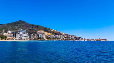 Karadağ 'ın Budva kıyısında ilkbaharda. Popüler turizm bölgesi. Adriyatik Denizi.