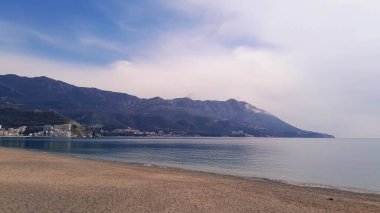 Karadağ 'ın Budva kıyısında ilkbaharda. Popüler turizm bölgesi. Adriyatik Denizi.