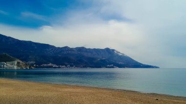 Karadağ 'ın Budva kıyısında ilkbaharda. Popüler turizm bölgesi. Adriyatik Denizi.