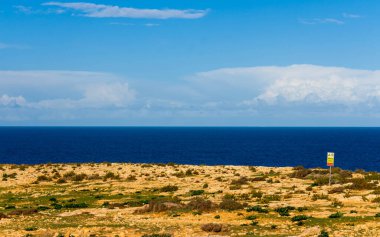 Malta 'daki kayalıklar. Marfa Yarımadası adanın kuzeyinde yer almaktadır..