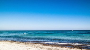 Vada 'daki kumsal, şeffaf, turkuaz su ve beyaz kum. Seyahat ve doğa kavramı.