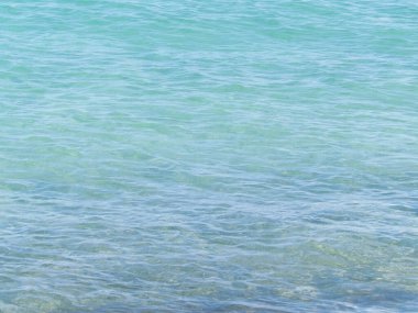 Tyrrenian denizinin şeffaf, turkuaz sularının doğal arka planı. Boşluğu kopyala.