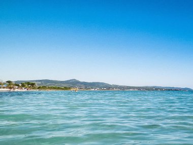 İtalya 'da Vada sahilleri, mavi gökyüzü arka planında Tyrhenian deniz suyu. Tatiller ve doğa konsepti. Boşluğu kopyala.