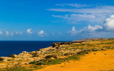Malta 'daki kayalıklar. Marfa Yarımadası adanın kuzeyinde yer almaktadır..