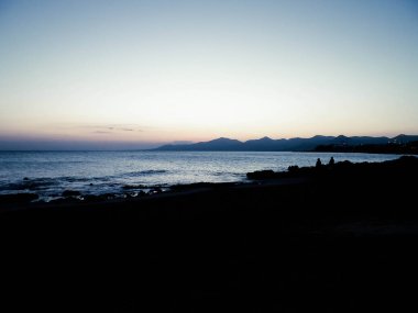 Puerto del Carmen, Lanzarote, Kanarya Adaları sahillerinde güzel bir gün batımı. Seyahat ve doğa kavramı.