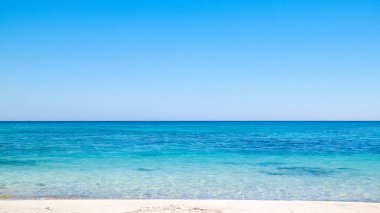 Vada 'daki kumsal, şeffaf, turkuaz su ve beyaz kum. Seyahat ve doğa kavramı.