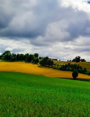 Kashubia Polonya 'da bulutlu bir gün. Bulutlar tepelerin üzerinde toplanıyor. Fırtına geliyormuş. Kuzey Polonya 'nın güzelliği. Pomerania Kashubia Wiezyca Bölgesi.