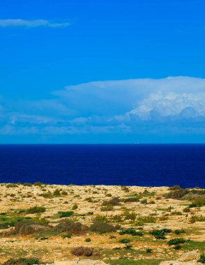 Malta 'daki kayalıklar. Marfa Yarımadası adanın kuzeyinde yer almaktadır..