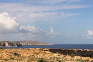Malta 'daki kayalıklar. Marfa Yarımadası adanın kuzeyinde yer almaktadır..