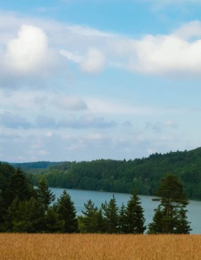 Wiezyca 'daki Ostrzyckie Gölü. Kuzey Polonya 'daki Kashubia Bölgesi yaz ve kış aylarında çok popüler bir turizm merkezidir..