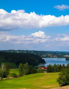 Ostrzyckie Gölü ve Wiezyca Bölgesi, Pomerania, Kashubia, Polonya 'nın güzel manzarası.