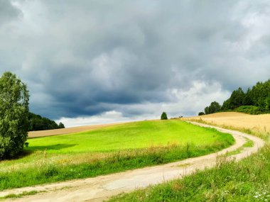 Kashubia Polonya 'da bulutlu bir gün. Bulutlar tepelerin üzerinde toplanıyor. Fırtına geliyormuş. Kuzey Polonya 'nın güzelliği. Pomerania Kashubia Wiezyca Bölgesi.