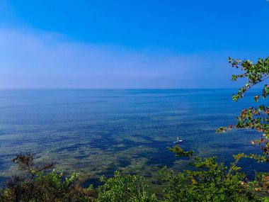 Pucka Körfezi 'nde SUP panosunda yüzüyordum. Polonya, Oslonino yakınlarında. SUPboard sporu Polonya 'da popüler bir spordur ve Pucka Koyu' nda bu etkinlik için harika koşullar vardır..