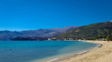 Karadağ 'ın Budva kıyısında ilkbaharda. Popüler turizm bölgesi. Adriyatik Denizi.