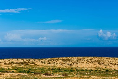 Malta 'daki kayalıklar. Marfa Yarımadası adanın kuzeyinde yer almaktadır..