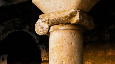 Antik iyon sütunu. Ochrid Şehri, Makedonya. Mimarlık ve tarih kavramı.