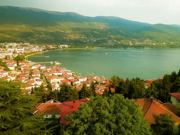 Ochrid şehrinden Ochrid Gölü kıyısında görüldü. Ochrid, Avrupa 'nın bilinen en eski gölüdür, temiz ve şeffaf sudur. Ohri ve Ohri Gölü UNESCO 'nun doğal ve kültürel mirasları. Tipik Makedon mimarisi. Seyahat ve Mimarlık dolandırıcılığı