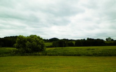 Wiezyca 'nın tarlaları ve çayırları. Wiezyca, Kashubia Bölgesi 'nin popüler bir turistik bölgesidir. Polonya