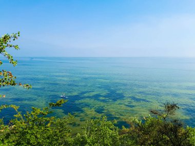 Pucka Körfezi 'nde SUP panosunda yüzüyordum. Polonya, Oslonino yakınlarında. SUPboard sporu Polonya 'da popüler bir spordur ve Pucka Koyu' nda bu etkinlik için harika koşullar vardır..