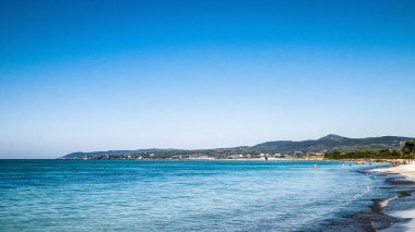 İtalya, Vada 'da sahil ve sahil. Şeffaf, turkuaz su ve beyaz kum. Seyahat ve doğa kavramı.