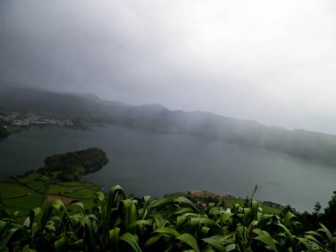 Lagoa Azul 'un manzarası, Sao Miguel Adası' ndaki göl Azores, takımadaları..