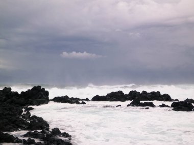 Dalgalar kayalara çarpıyor. Sao Miguel 'de rüzgarlı bir hava var, Azores. Piscinas Naturais Caneiros Doğal Parkı.