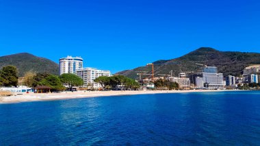 Karadağ 'ın Budva kıyısında ilkbaharda. Popüler turizm bölgesi. Adriyatik Denizi.