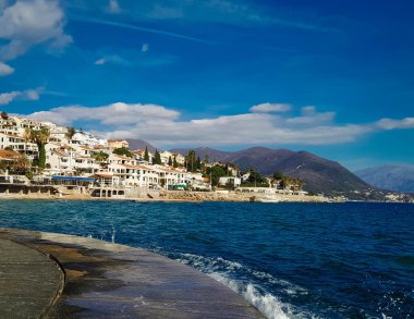 Baharda Budva 'da Adriyatik Denizi kıyısında. Karadağ bir Balkan ülkesi ve çok popüler bir turizm beldesi.