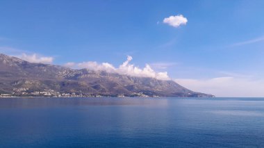 Baharda Budva 'da Adriyatik Denizi kıyısında. Karadağ bir Balkan ülkesi ve çok popüler bir turizm beldesi.