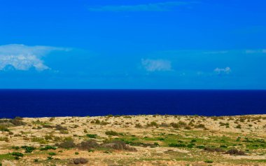 Malta 'daki kayalıklar. Marfa Yarımadası adanın kuzeyinde yer almaktadır..