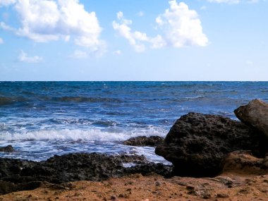 Akdeniz kıyısındaki kayalar. Kıbrıs Adası. Güneşli bir gün.