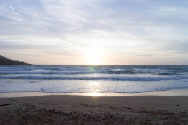 Golden Bay Malta 'da muhteşem bir gün batımı. Güneşli günün sonu.